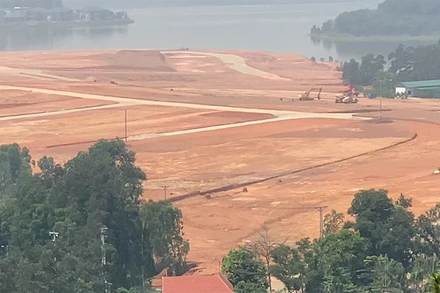 Công ty TNHH Đại Lải đã san lấp hơn 50ha mặt hồ Đại Lải.