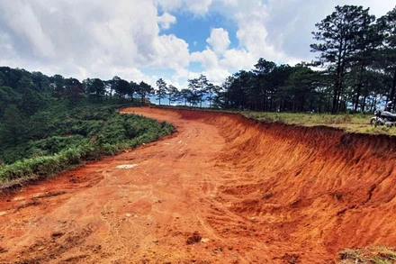 Núi bị xẻ để mở đường thông sang khu vực khác.