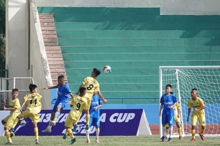 Pha tấn công của của cầu thủ U13 Phú Thọ (áo vàng) trước khung thành U13 Nam Định.