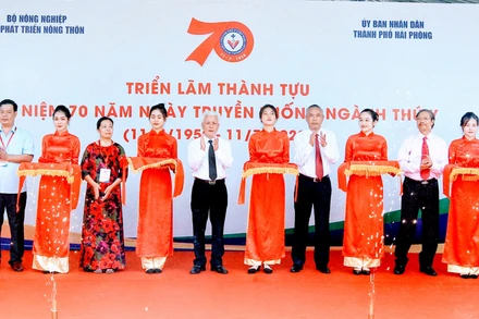 Khai mạc triển lãm 70 năm ngành Thú y 