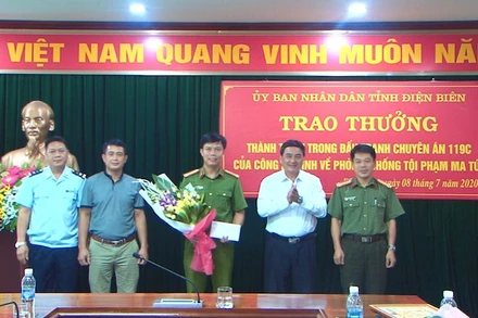 Đồng chí Lê Văn Quý, Phó Chủ tịch UBND tỉnh Điện Biên tặng hoa chúc mừng Ban chuyên án