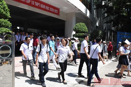 Học sinh Đà Nẵng kết thúc kỳ thi tuyển sinh vào lớp 10 trong nắng nóng gay gắt.