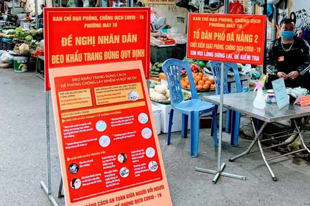 Yêu cầu người dân đeo khẩu trang tại các nơi công cộng.