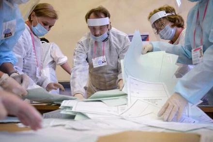 Công tác kiểm phiếu về sửa đổi Hiến pháp Nga đã hoàn tất ( RIA-Novosti)