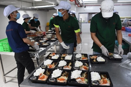 Hàng trăm suất cơm tiếp sức cho y bác sĩ bệnh viện Đà Nẵng.