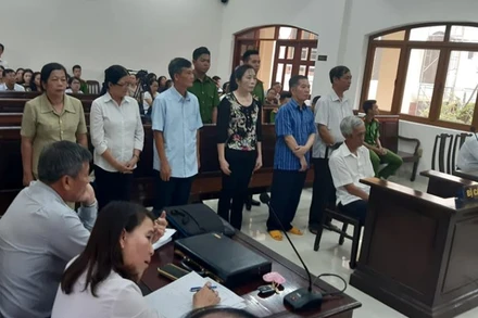 Các bị cáo tại phiên tòa, chiều 6-7.