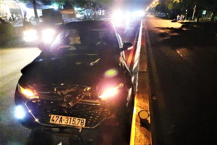 Chiếc ô-tô gây ra tai nạn.