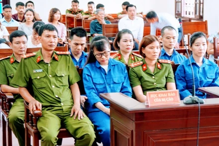 Quang cảnh phiên tòa, sáng 22-7.