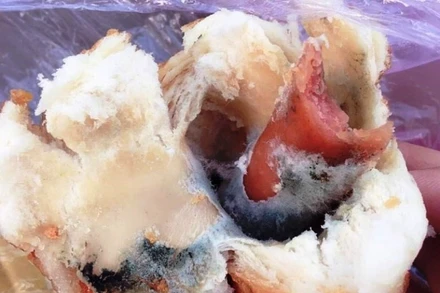 Hình ảnh bánh mì nổi nấm mốc được chị L.T.K.D đăng tải trên mạng xã hội.