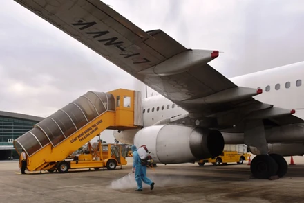 Lực lượng phòng, chống dịch phun thuốc khử khẩn khu vực Cảng hàng không Thọ Xuân.