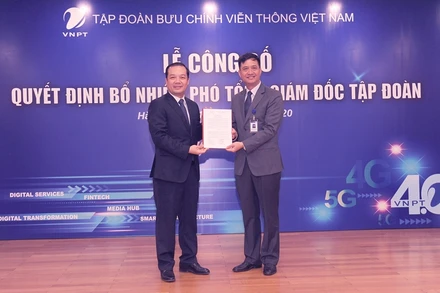 Trao quyết định bổ nhiệm chức vụ Phó Tổng Giám đốc VNPT cho ông Nguyễn Nam Long.