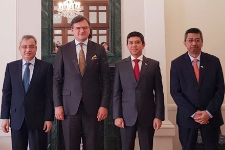 Ngoại trưởng Ukraine Dmytro Kuleba chụp ảnh lưu niệm cùng Đại sứ Việt Nam Nguyễn Anh Tuấn (ngoài cùng bên trái), và các Đại sứ Malaysia, Indonesia.