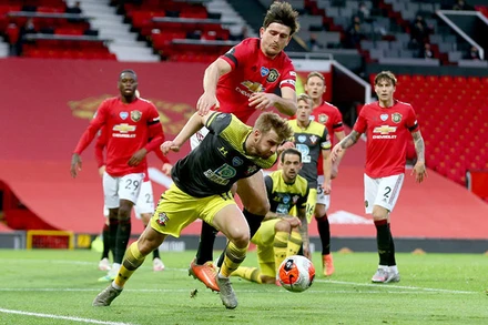 Pha tranh bóng quyết liệt giữa cầu thủ hai đội Man United (áo đỏ) và Southampton.