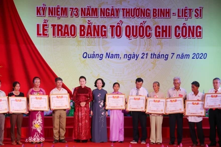 Chủ tịch Quốc hội Nguyễn Thị Kim Ngân và Trưởng Ban Dân vận T.Ư Trương Thị Mai trao Bằng Tổ quốc ghi công cho thân nhân các liệt sĩ.