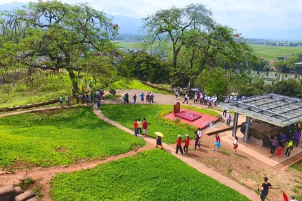 Khách tham quan khu du lịch lịch sử Đồi A1 (Ảnh: dienbien.gov.vn)