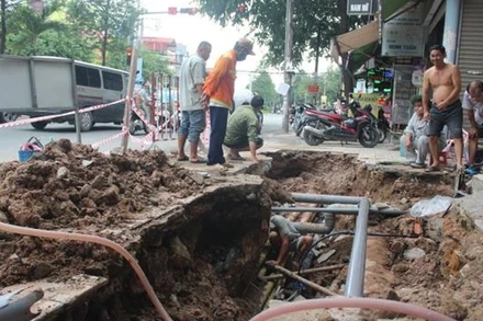 Lực lượng chức năng khắc phục sự cố sụt lún trên đường Đồng Khởi.