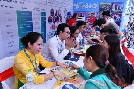 Tư vấn cho thí sinh tại Ngày hội tuyển sinh 2020 (Ảnh: DUY LINH)