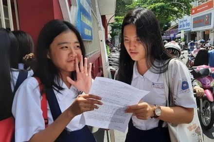 Thí sinh bàn luận về đề thi môn Toán.