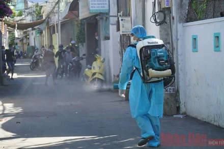 Phun khử trùng khu vực gia đình bệnh nhân N, sáng 26-7