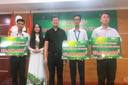 Các sinh viên nhận học bổng.