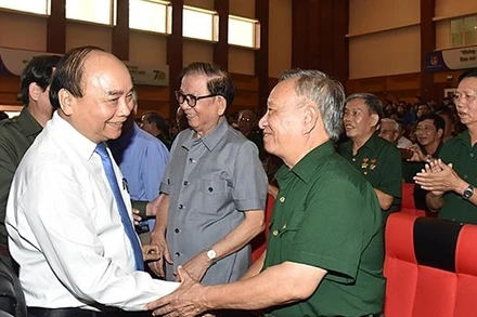 Đồng chí Nguyễn Xuân Phúc gặp gỡ các cựu TNXP tiêu biểu tại buổi lễ.