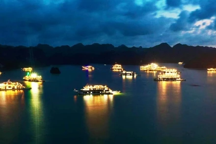 Tàu nghỉ đêm trên vịnh Hạ Long. 