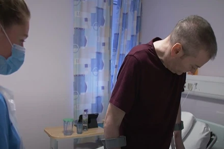 Nam phi công tiếp tục điều trị phục hồi tại Anh. (Ảnh lấy từ video của BBC)