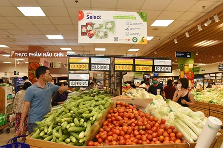 Người tiêu dùng chọn mua rau, củ, quả tại một siêu thị Co.opmart.