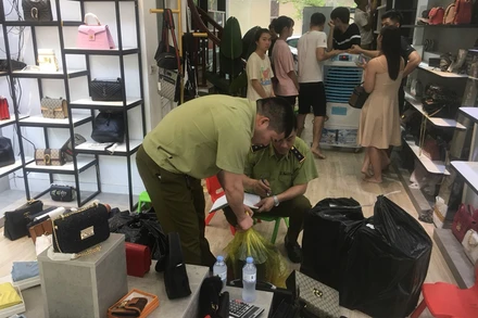 Tạm giữ 200 sản phẩm tại Cửa hàng Hưng Huệ.