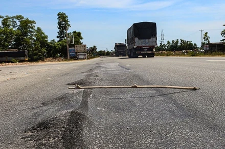 Dừng thu phí, cấm đấu thầu dự án giao thông nếu chậm sửa chữa hằn lún đường