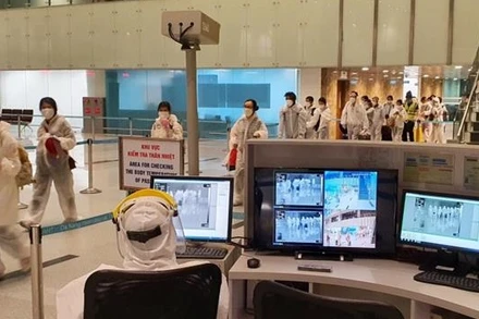 Lực lượng kiểm dịch y tế quốc tế tại sân bay Đà Nẵng tiến hành kiểm tra y tế các công dân.