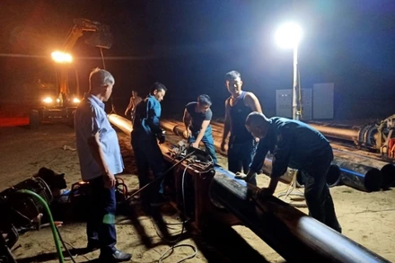 Công nhân của Công ty CP nước sạch Quảng Ninh lắp đặt bổ sung hệ thống ống dẫn nước, bảo đảm cung cấp nước cho nguời dân.