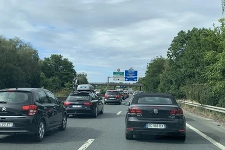 Mùa nghỉ hè ở Pháp bắt đầu. Nhiều người sử dụng phương tiện cá nhân để tránh nguy cơ tiếp xúc trên các phương tiện giao thông công cộng. (Ảnh: KHẢI HOÀN)