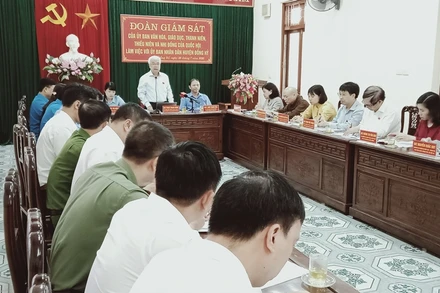 Đoàn giám sát của Ủy ban Văn hóa, giáo dục, thanh niên, thiếu niên và nhi đồng của Quốc hội làm việc với UBND huyện Đồng Hỷ.     