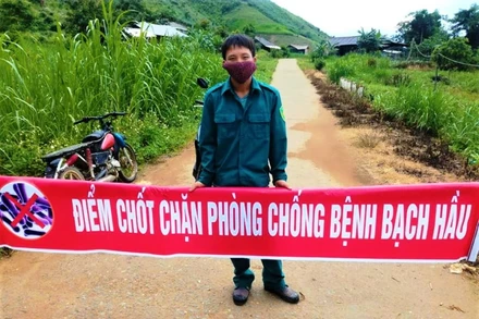 Lập chốt cách ly hàng trăm người dân ở thôn Cư Rang, xã Cư Pui để phòng, chống dịch bạch hầu.