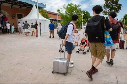 Nhiều người xếp hàng chờ xét nghiệm tại một trung tâm xét nghiệm sàng lọc tại tỉnh Gironde ở tây nam nước Pháp ngày 22-7. Ảnh: Le Monde. 