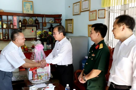 Bí thư Tỉnh ủy Bình Dương (thứ hai từ trái sang) Trần Văn Nam thăm và tặng quà cho ông Nguyễn Chí Tâm, thương binh ở phường Chánh Mỹ, TP Thủ Dầu Một. 