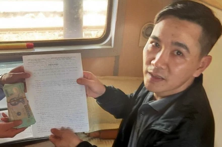 Hành khách nhận lại số tiền 100 triệu đồng bỏ quên.