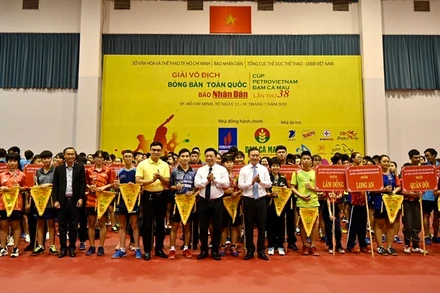 Các đồng chí lãnh đạo Báo Nhân Dân, Tổng cục Thể dục - Thể thao, Sở Văn hóa - Thể thao TP Hồ Chí Minh và nhà tài trợ trao cờ và kỷ niệm chương cho các đoàn.