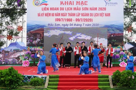 Biểu diễn nghệ thuật chào mừng Liên hoan du lịch Mẫu Sơn 2020.