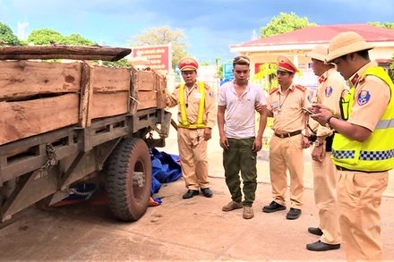 Đối tượng Y Phiên Ksơr cùng tang vật tại cơ quan công an.