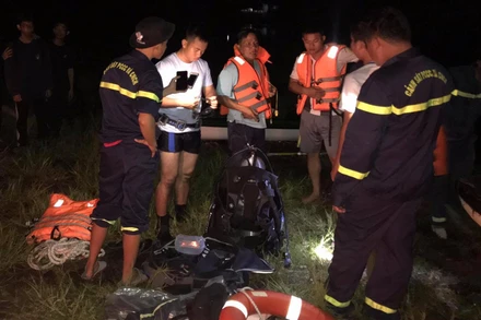 Lực lượng chức năng triển khai tìm kiếm nạn nhân trong đêm.