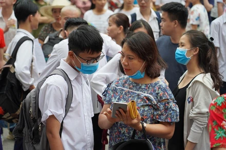 Phụ huynh dặn dò con trước khi vào phòng thi