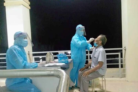 Rà soát các đối tượng tiếp xúc gần với bệnh nhân 435 và lấy mẫu bệnh phẩm.