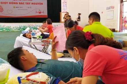 Cán bộ, công chức TP Kon Tum hiến máu.