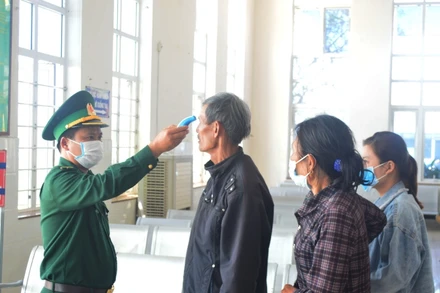 Đo thân nhiệt hành khách trước khi rời cảng Sa Kỳ xuống tàu ra đảo Lý Sơn.