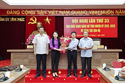 Đồng chí Lê Duy Thành (thứ hai từ phải sang).