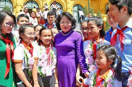 Phó Chủ tịch nước Đặng Thị Ngọc Thịnh và các đại biểu thiếu nhi ưu tú của tỉnh Nghệ An.