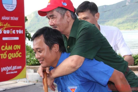 Đại biểu đoàn “Hành trình Tôi yêu Tổ quốc tôi” năm 2020 cõng các thương binh, cựu tù chính trị Côn Đảo đến dự chương trình.