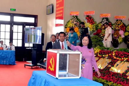 Bỏ phiếu bầu tại đại hội.